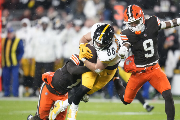 Steelers lose to 2-8 Cleveland team in snowstorm